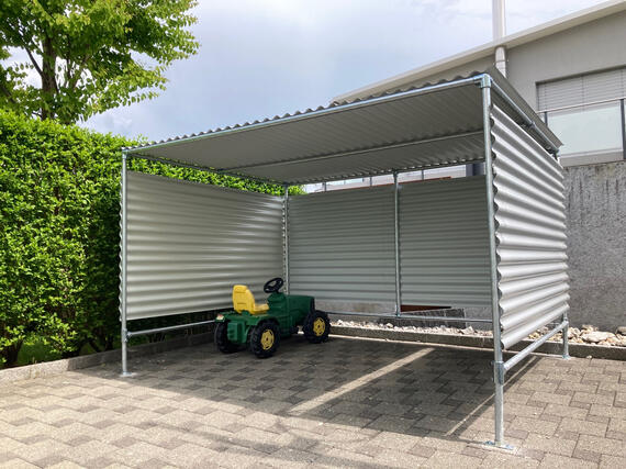 Dach, Rück- und Seitenwände aus Wellblech silber