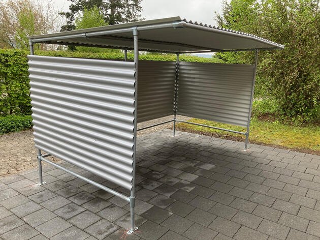 Rück- und Seitenwände aus Wellblech silber