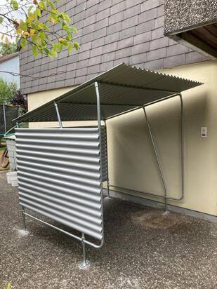 Dach, Seiten- und Rückwand aus Wellblech silber